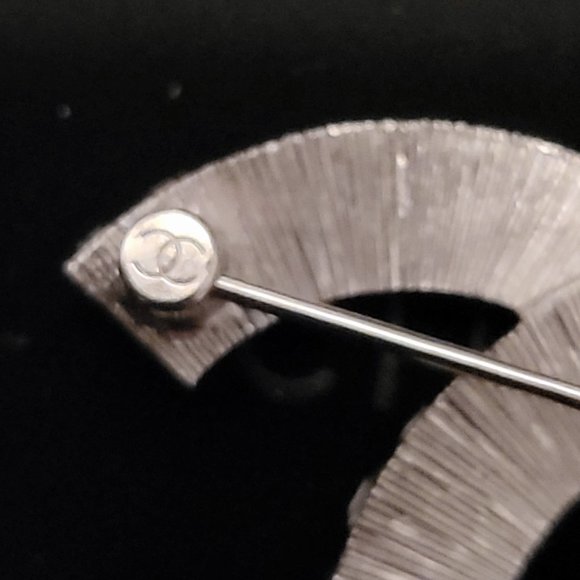 SOLD NEW AUTHENTIC Large CHANEL CC Logo Crystal Silver Classic PIN BROOCH (F21V) - Picture 5 of 12